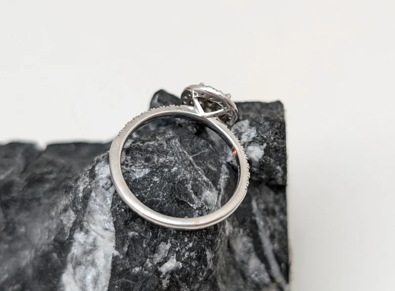 Detalle del Anillo Alfieri & St. John de oro blanco con brillantes