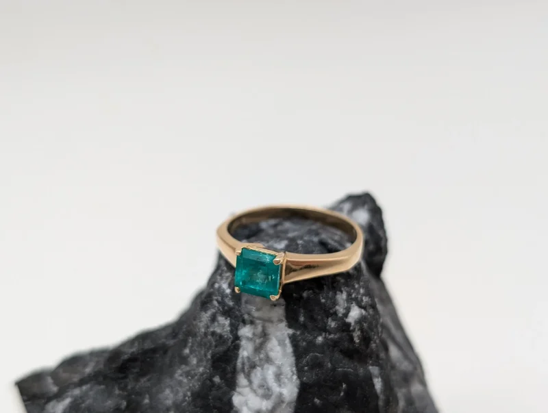 Anillo Venecia de oro amarillo con esmeralda