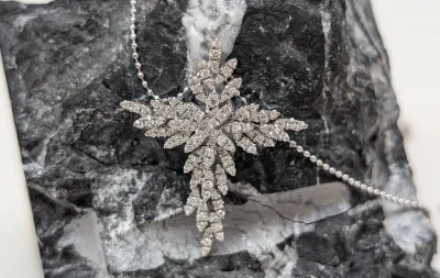 Colgante Frozen de oro blanco con brillantes