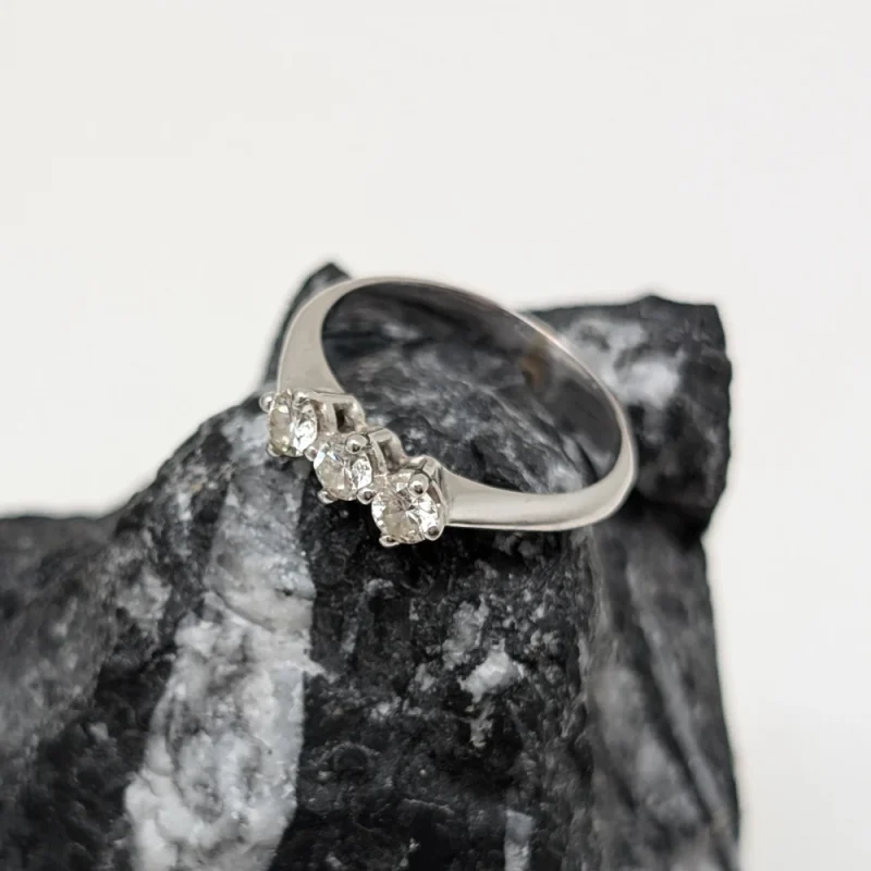 Anillo Aitana de oro blanco con brillantes