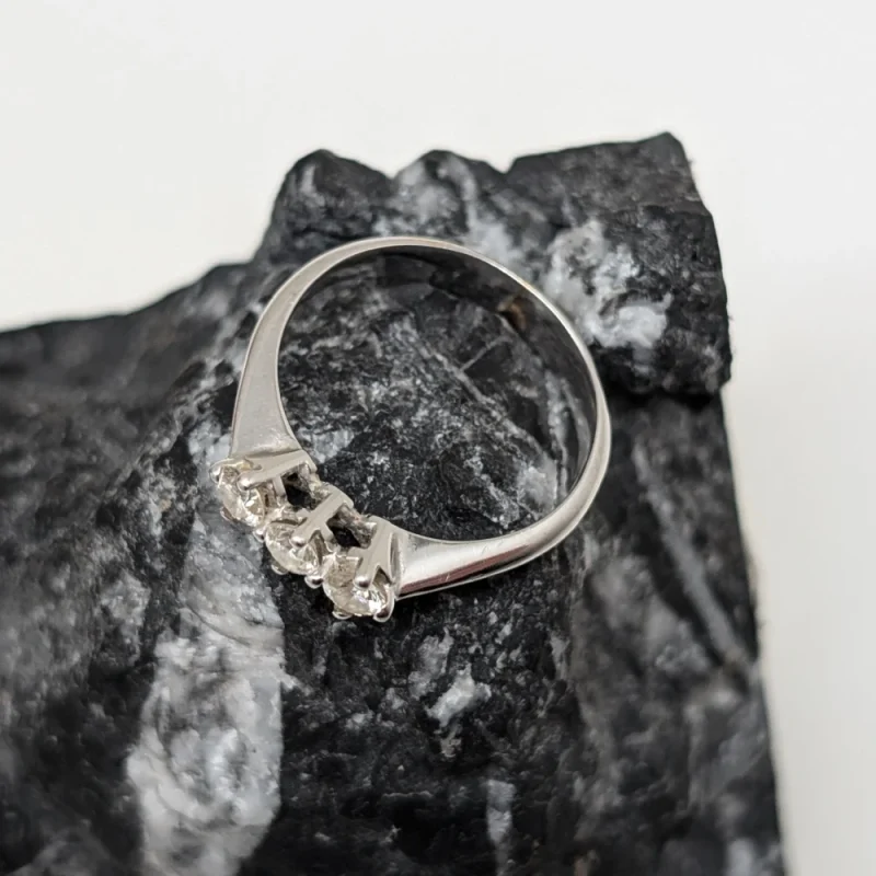 Anillo de oro blanco con brillantes Aitana