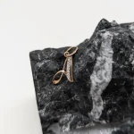 Colgante Alba de oro rosa con brillantes con la letra A - Imagen 2